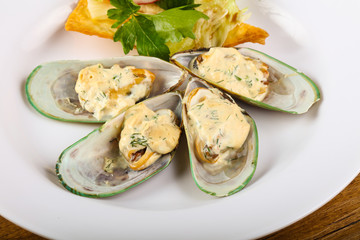 Baked mussels in cream sauce