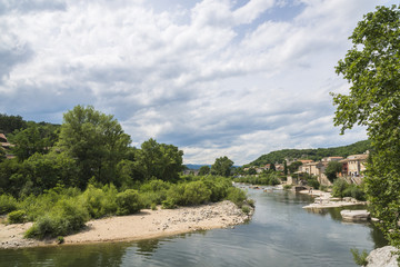 Rivière Ardèche avec village Vogüé/vu sur le village et la rivière 