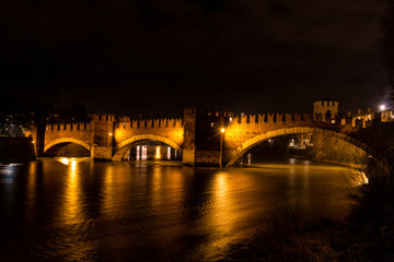 Fototapeta na wymiar Ponte Scaligero di notte