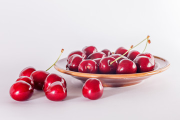 Obraz na płótnie Canvas Ripe cherries on a plate