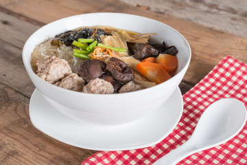 Clear soup with bean curd and minced pork. (Gaeng Jued Woon Sen)