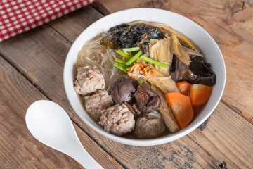 Clear soup with bean curd and minced pork. (Gaeng Jued Woon Sen)