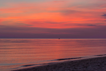 Fototapeta premium pink colorful sunrise over the sea