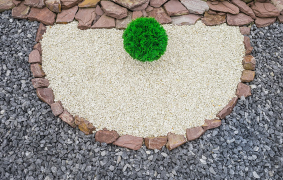 Steingarten aus Bruchsteinen, Zypresse und Steingranulat in Vogelperspektive --- Rockery with stones a cypress and stone granules in bird's view