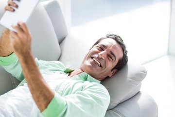 Obraz premium Man holding digital tablet at home