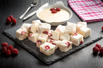 Crema pasticcera e marshmallow con lamponi preparati in casa