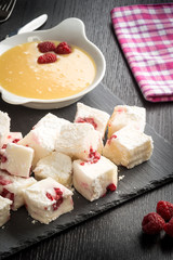 Crema pasticcera e marshmallow con lamponi preparati in casa