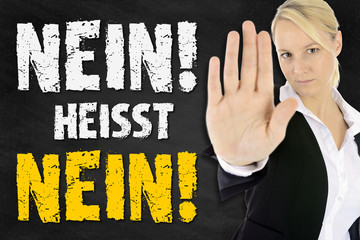 Frau macht deutlich: Nein heißt Nein in Bezug auf Selbstbestimmung und sexuelle Belästigung