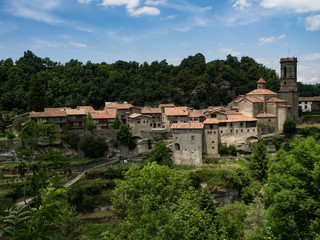 Fototapeta na wymiar Vistas del pueblo medieval de Rupit desde la iglesi de Santa Magdalena OLYMPUS DIGITAL CAMERA