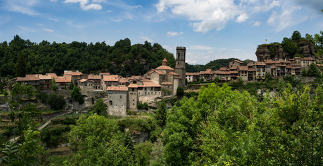 Fototapeta na wymiar Vistas del pueblo medieval de Rupit desde la iglesi de Santa Magdalena OLYMPUS DIGITAL CAMERA