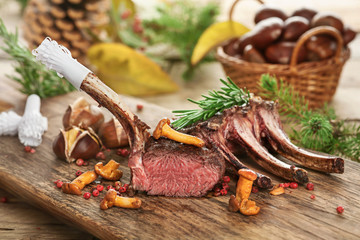 Hirschkarree scharf angebraten auf rustikalem Küchenbrett © Marek Gottschalk
