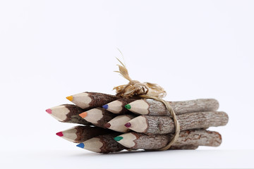 Buntstifte aus Holz gebunden