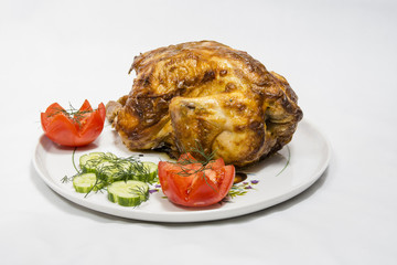 курица гриль на белой тарелке с помидорами и огурцами