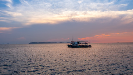 Obraz premium sunset with boat at pattaya at thailand