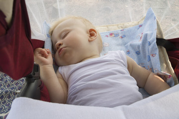 Малыш спит в коляске на природе