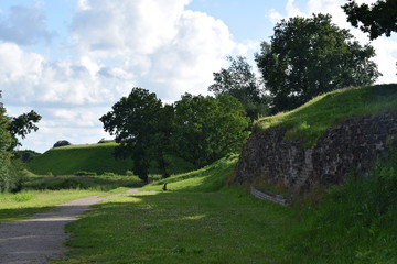 Danewerk - Auf den Spuren der Wikinger, Wiese und Mauern