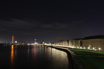 Fototapeta na wymiar Düsseldorf Rheinpromenade bei Nacht