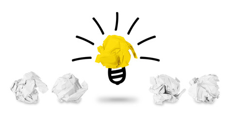 brainstorming idea concept row of white paper snarl with light bulb symbol / Idee Konzept mit reihe...