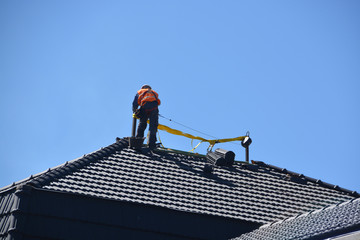 obrero trabajando sobre un tejado