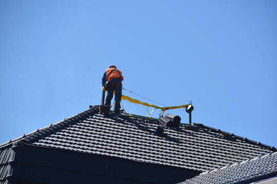 obrero trabajando sobre un tejado