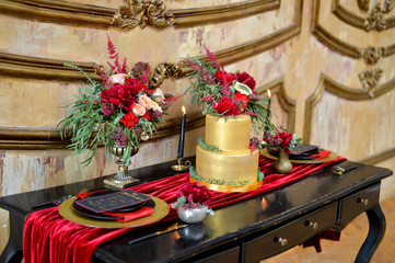 wedding table in gold and red colors