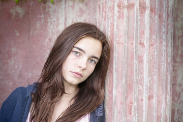 Fototapeta premium portrait of a teenage girl, leaning against an ancient pillar