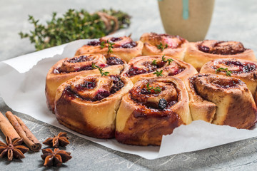 Cinnamon buns with lemon, blueberry and thyme