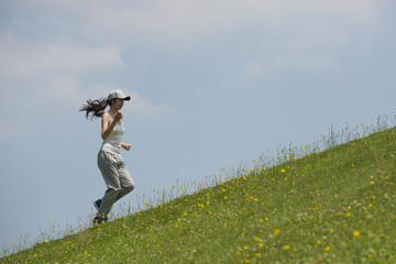 ランニングをする女性