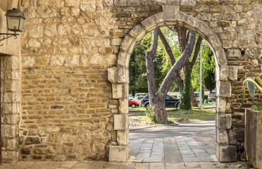 Fototapeta na wymiar Вход во двор средневековой крепости в историческом городе Тиват, Черногория,2016