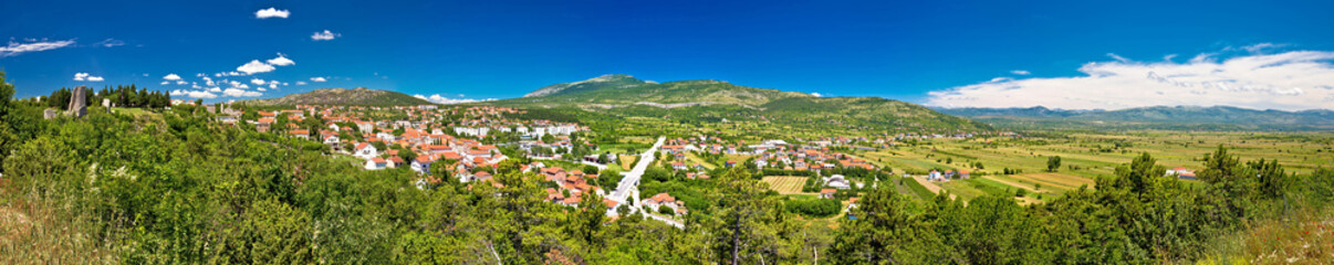 Fototapeta na wymiar Town of Drnis and Dalmatian inland panorama