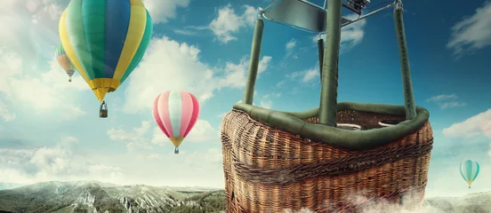 Poster Kleurrijke ballonnen die in de bergen vliegen © vitaliy_melnik