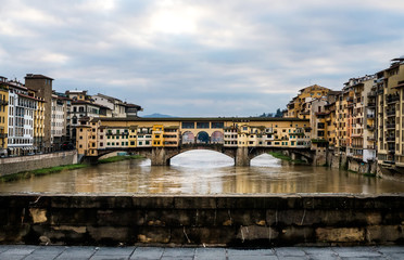 Obraz premium Perspective view of Old Ponte Vecchio Bridge on dull day, Florence, Italy