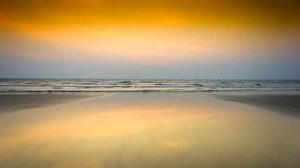 Fototapeta premium Horizontal ocean sunset tidal waves background