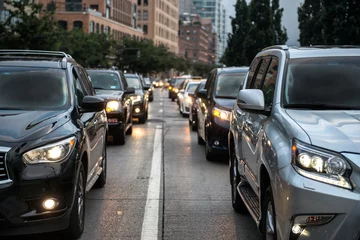 Foto op Plexiglas verkeersopstoppingen na werkuren in New York City. Mensen die van hun werk gingen en vastzaten in het avondverkeer. © Nick Starichenko