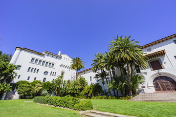 Obraz premium The beautiful Santa Barbara courthouse with blue sky at morning