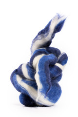 Моток мериносовой шерсти бело-синего цвета на белом фоне
