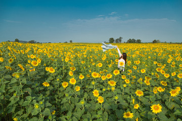 Free Happy young Woman Enjoying Nature. Beauty Girl Outdoor. fre