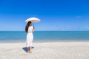 沖縄の海と若い女性