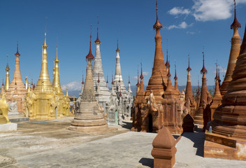 Fototapeta premium Stupas, monuments bouddhistes, à Indein au bord du lac Inle, un des plus beaux sites touristiques de Birmanie.