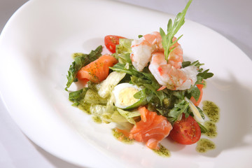 Salad with Arugula and shrimp