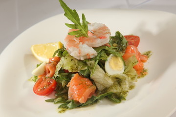 Salad with Arugula and shrimp