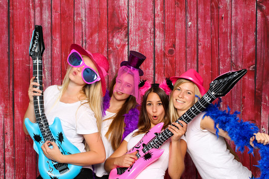 Mädchen mit Plastikgitarren - Lustiges Gruppenfoto mit Photo Booth 
