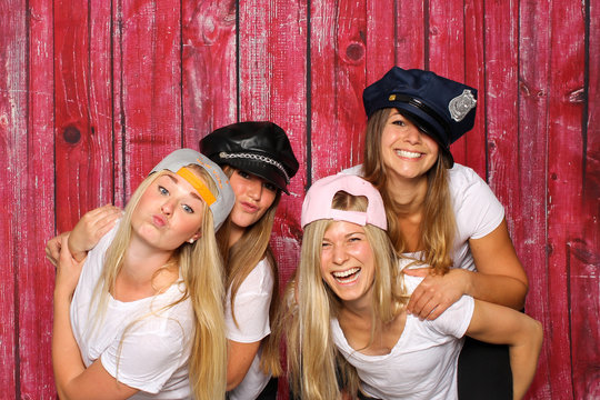 Alberne Frauen mit Mützen machen Selfie - Photobooth Party 