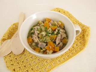 Eintopf mit Gemüse, Gerste und Linsen in Fleischbrühe