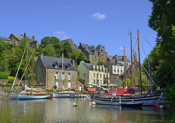 La Roche-Bernard, old Port and Creek Rodoir (Ruisseau du Rodoir), Morbihan department in Brittany. The town was founded in 919 by a Viking chief named Bern-hart. Brittany, northwestern France - obrazy, fototapety, plakaty