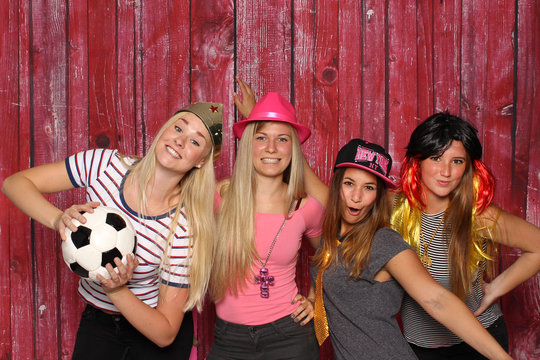 Verkleidete Mädchen mit Fußball - Party mit Photo Booth