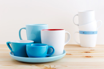 Obraz na płótnie Canvas Blue cups and white mug on wood table