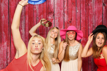 Junge Frauen albern vor einer Fotobox - Spaß haben mit Photo Booth