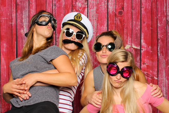 Junge Mädchen mit lustigen Brillen haben Spaß mit einer Fotobox - Photo Booth Party 