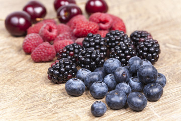 Heidelbeere, Brombeere, Himbeere und Kirsche